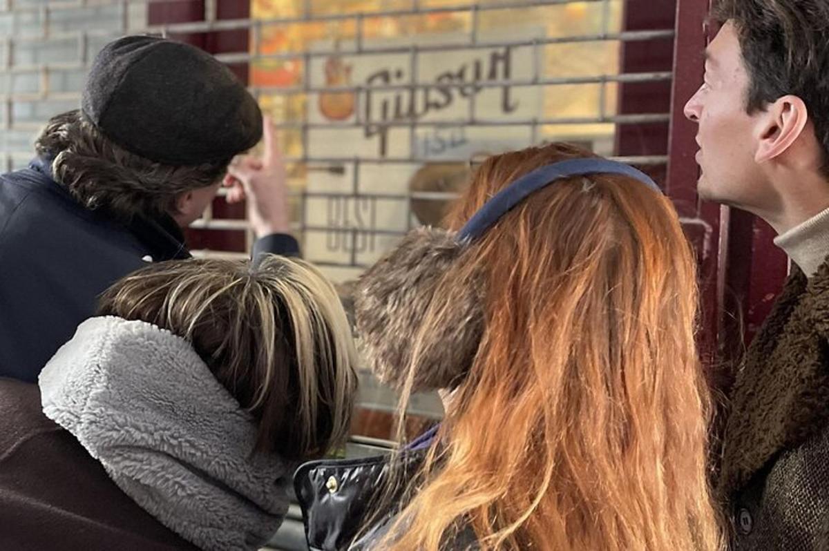 egy csoport ember áll egymás körül
