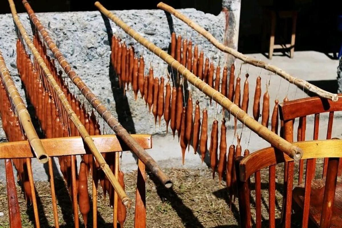 một dãy ghế gỗ đặt cạnh một bức tường