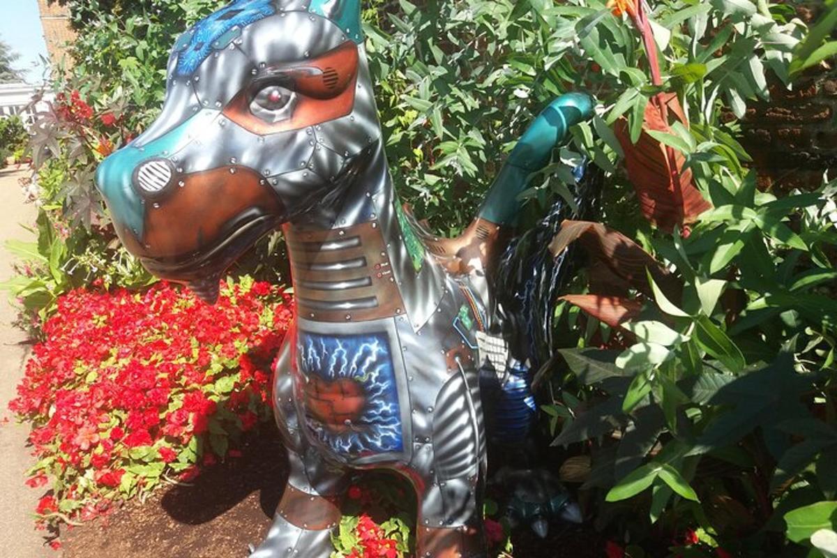 una estàtua d'un elefant dempeus en un jardí