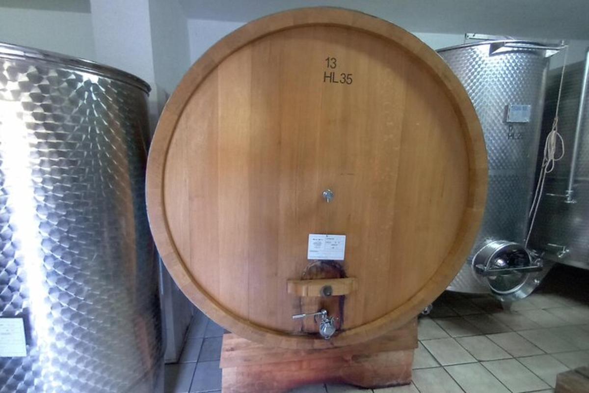 una grande botte di legno posta in una stanza con
