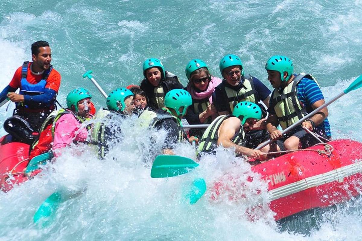 un gruppo di persone su una zattera in acqua