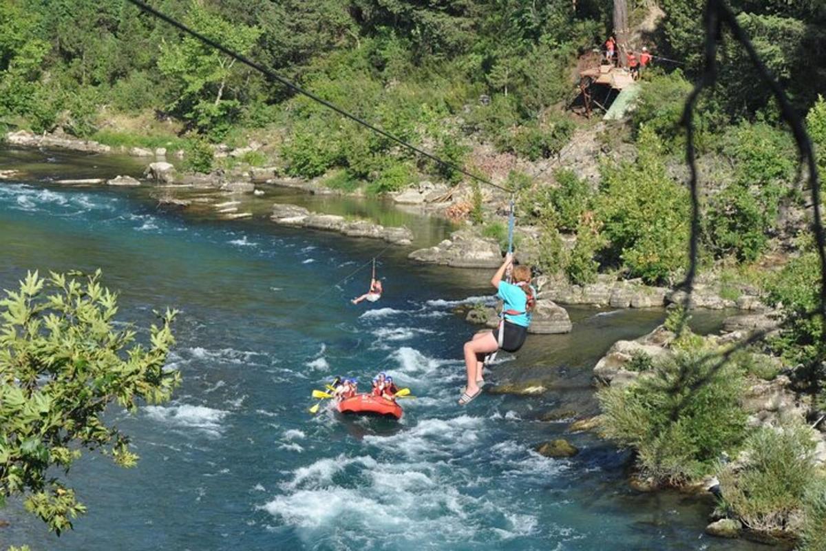 una donna su un'altalena di corda sopra un fiume