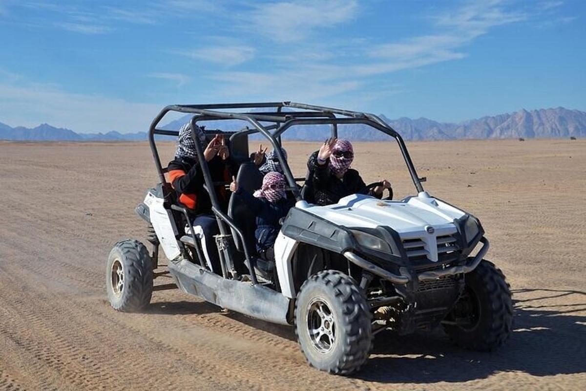 un gruppo di persone a bordo di un veicolo nel deserto