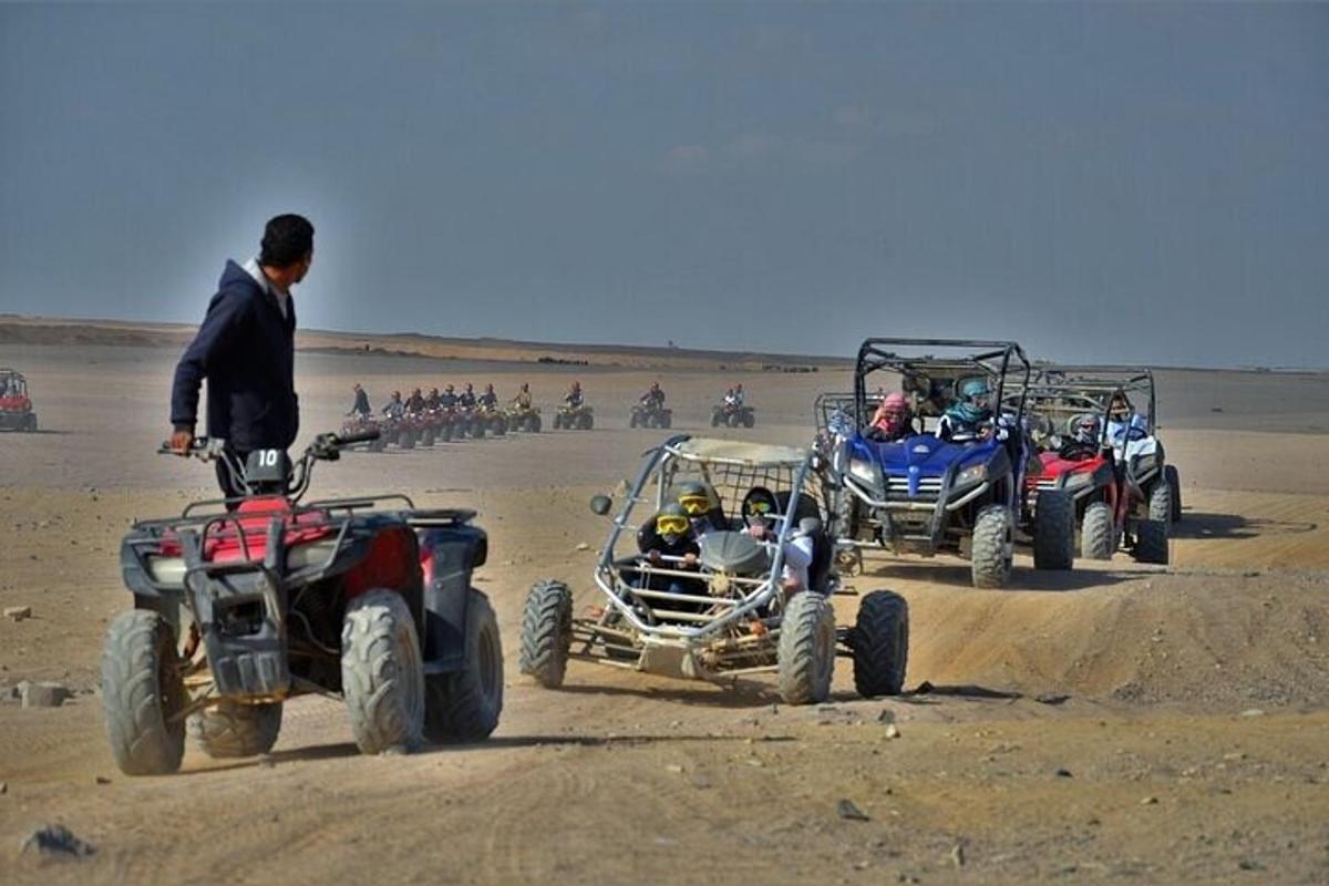 Un grupo de personas conduciendo vehículos todo terreno en el desierto.
