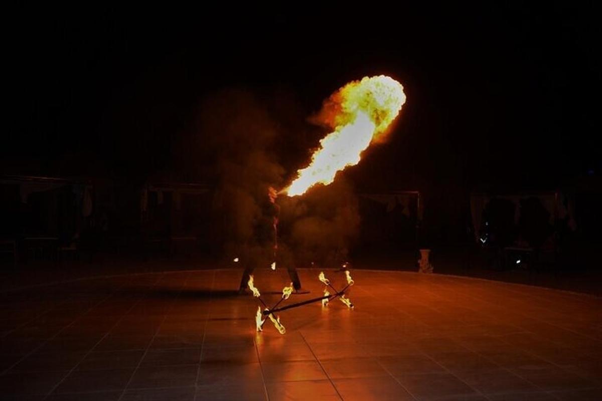 due persone su skateboard con il fuoco nell'oscurità