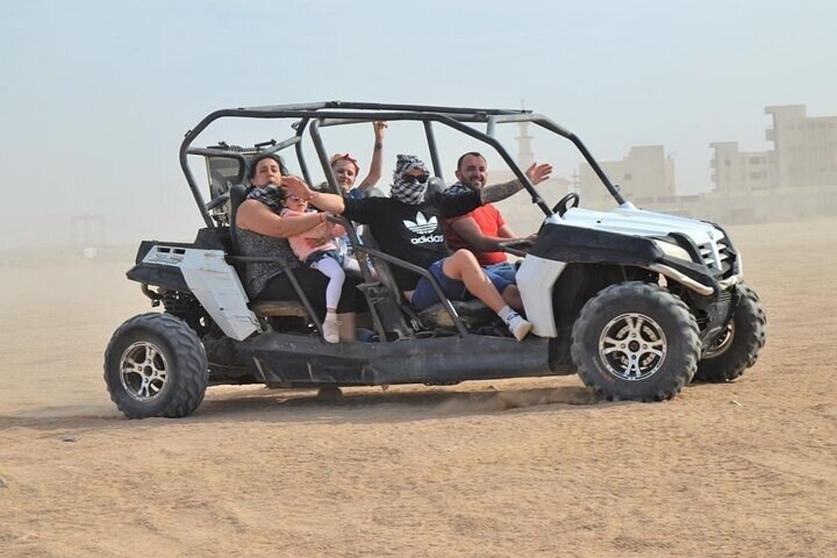 Un grupo de personas sentadas en un jeep en el desierto.