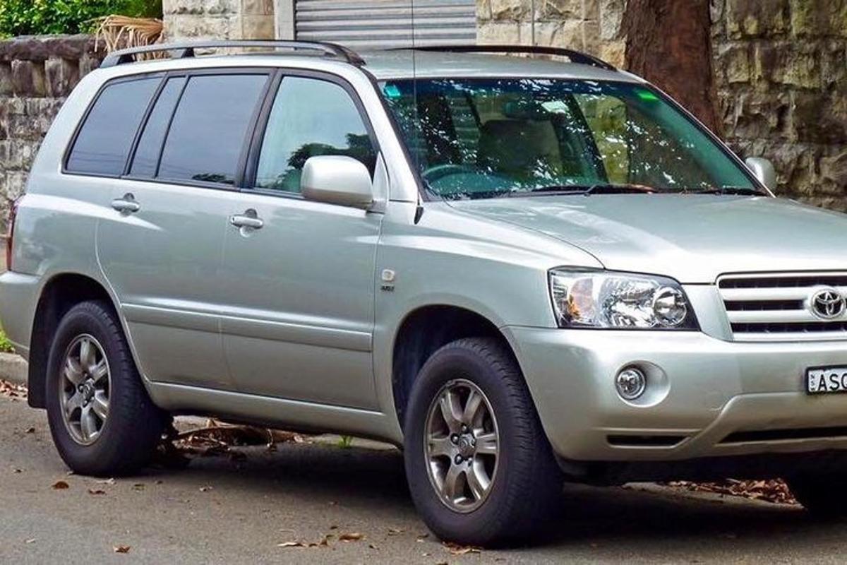 sebuah SUV berwarna perak terparkir di depan sebuah gedung