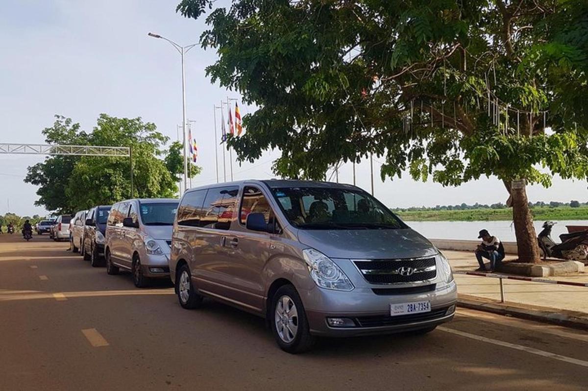 en rekke biler parkert på siden av en gate