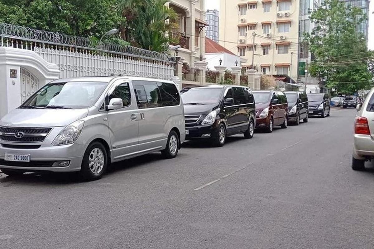 en rekke biler parkert på siden av en gate