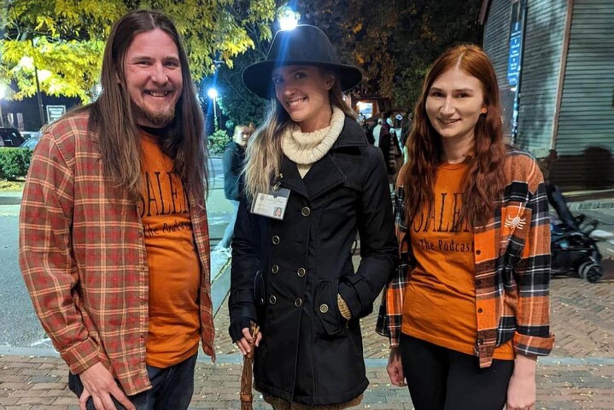 muž a dvě ženy stojící vedle sebe