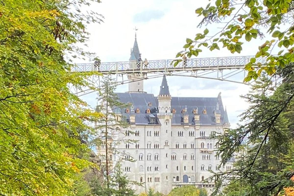uma ponte em frente a um grande edifício