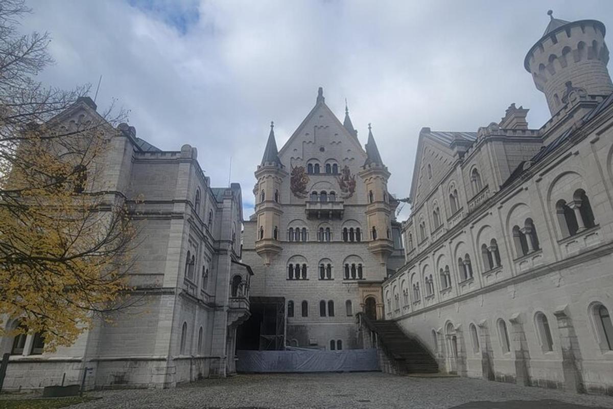 um grande edifício com uma escada na frente