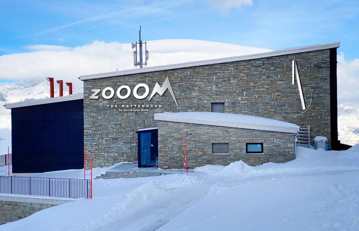 a building with a zoo sign on it in the snow
