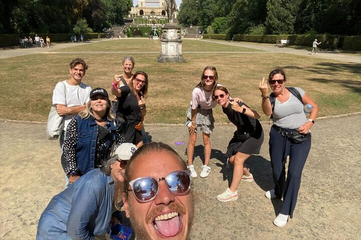 um grupo de pessoas posando para uma foto em um parque