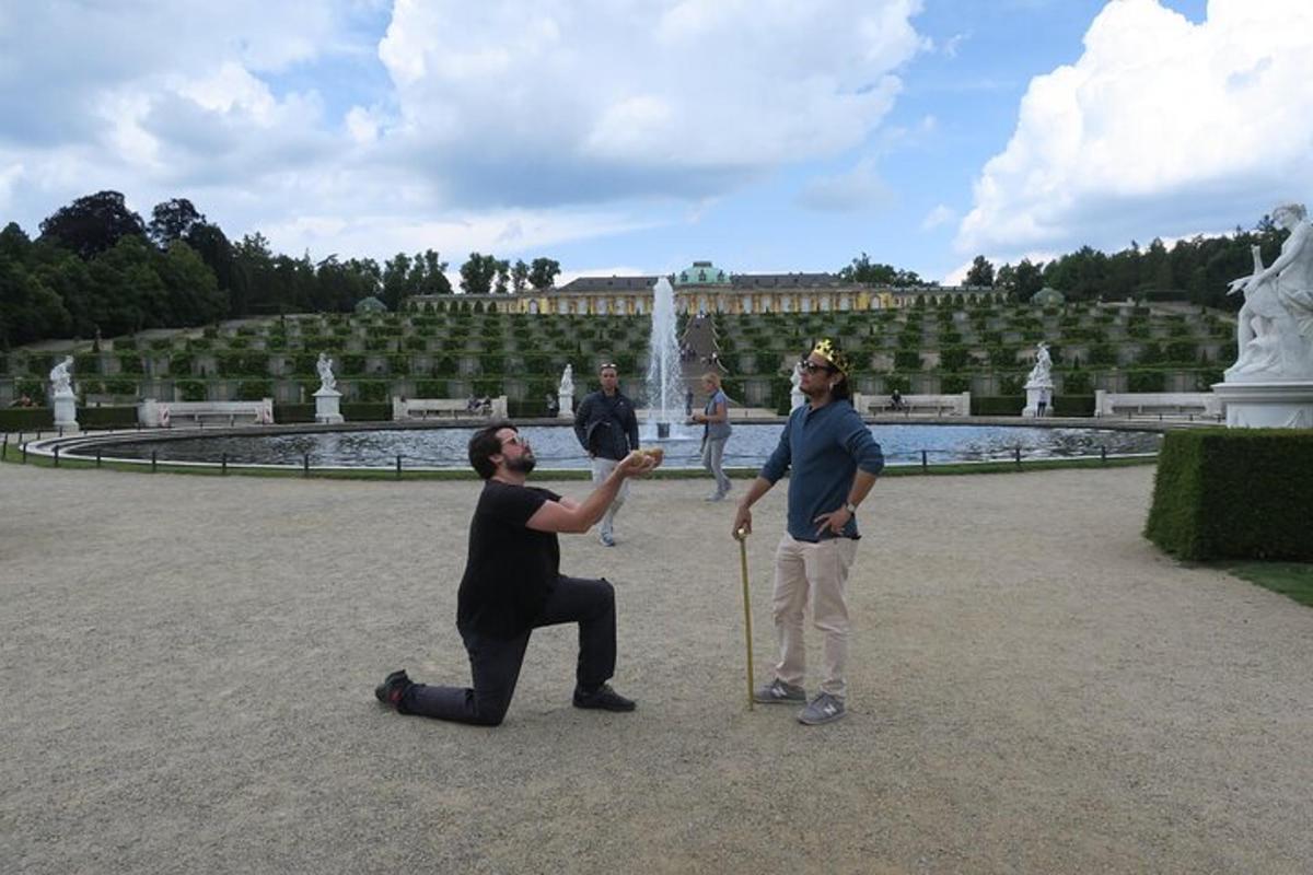 um homem tirando uma foto de uma mulher em um parque