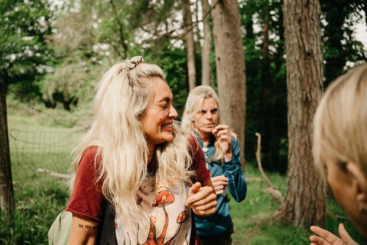 Dos mujeres caminan por un bosque