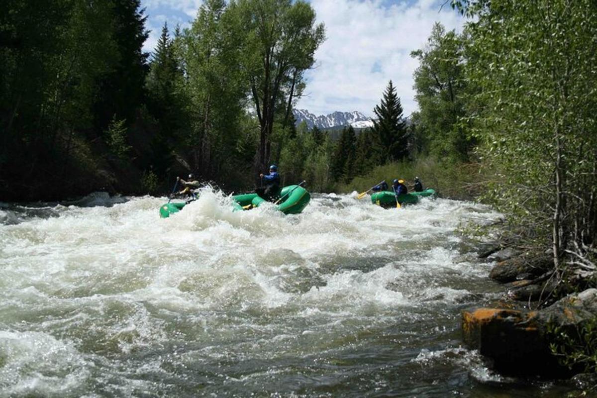Skupina lidí rafting na řece Rap
