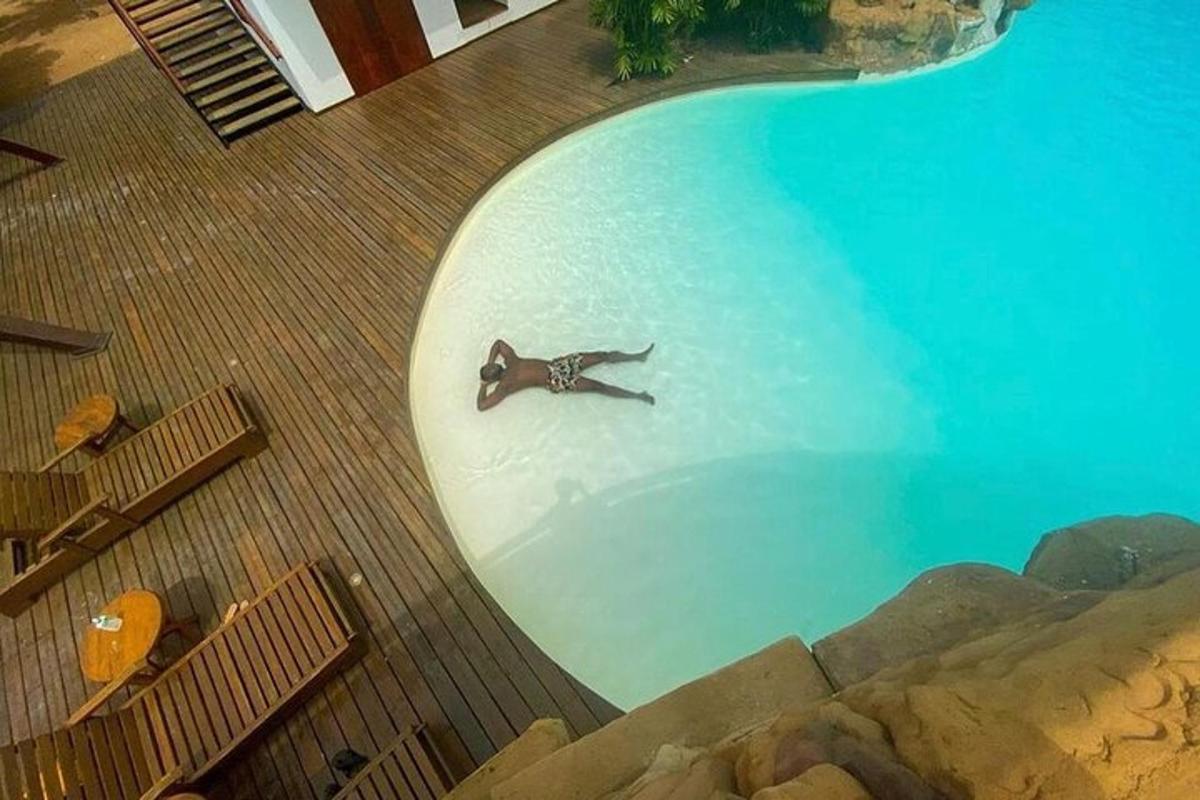 una persona estirada a l'aigua d'una piscina