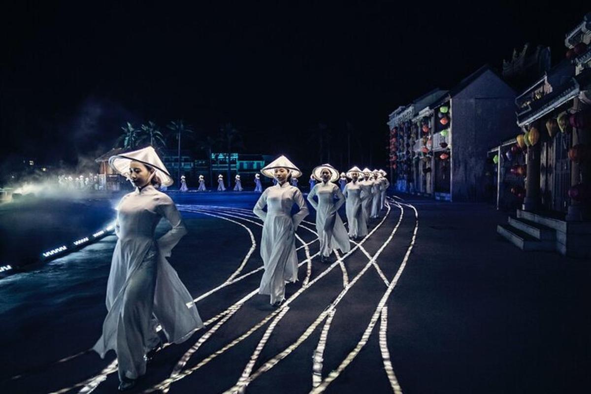 un grup de dones caminant per un carrer a la nit