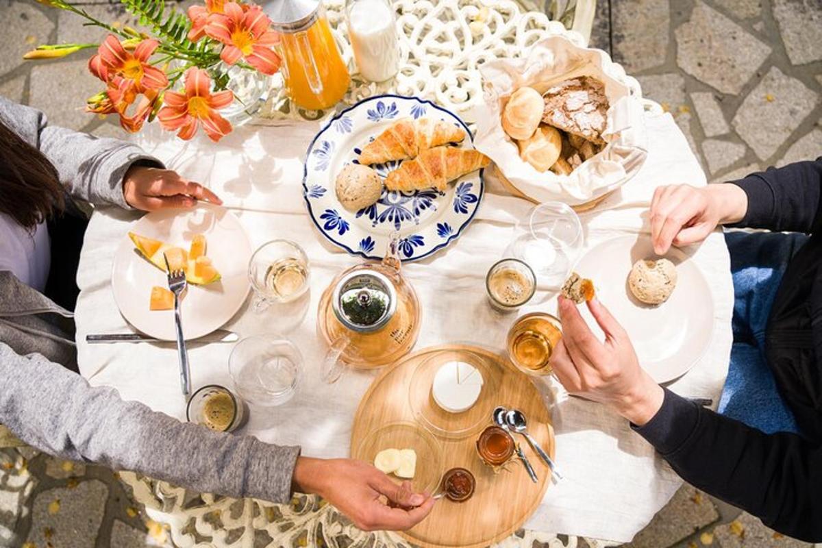 un grupo de personas sentadas en una mesa con comida