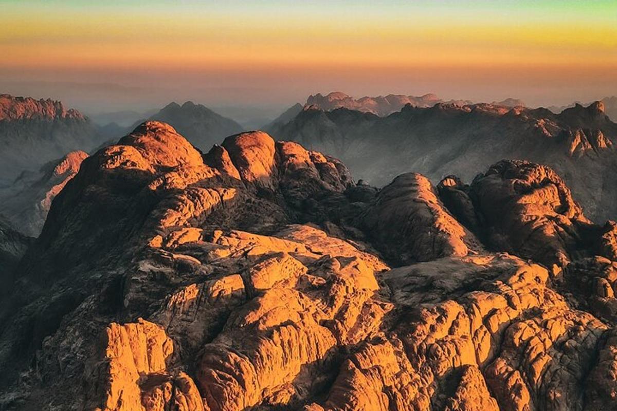 uma vista do topo de uma montanha ao pôr do sol