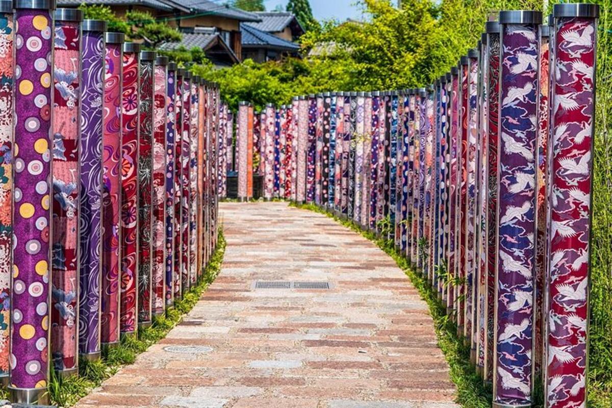 uma cerca coberta de gravatas coloridas em uma calçada