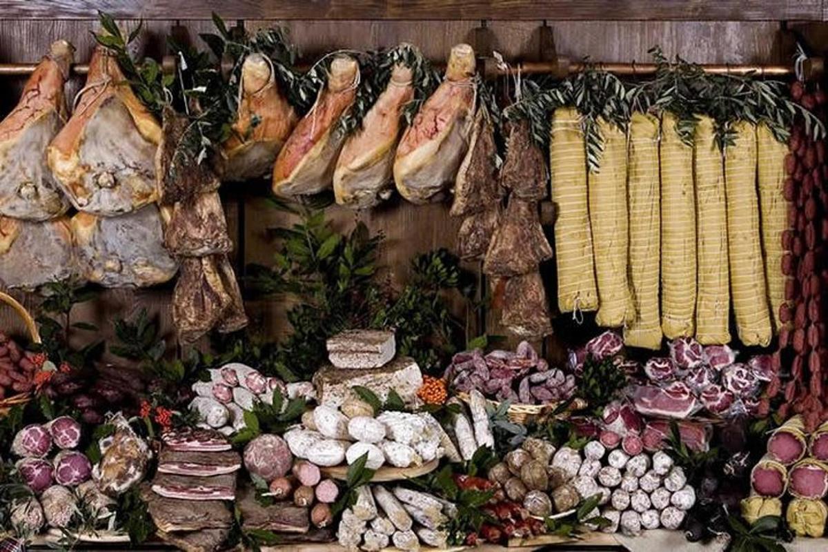 una mostra di diversi tipi di verdure in un mercato