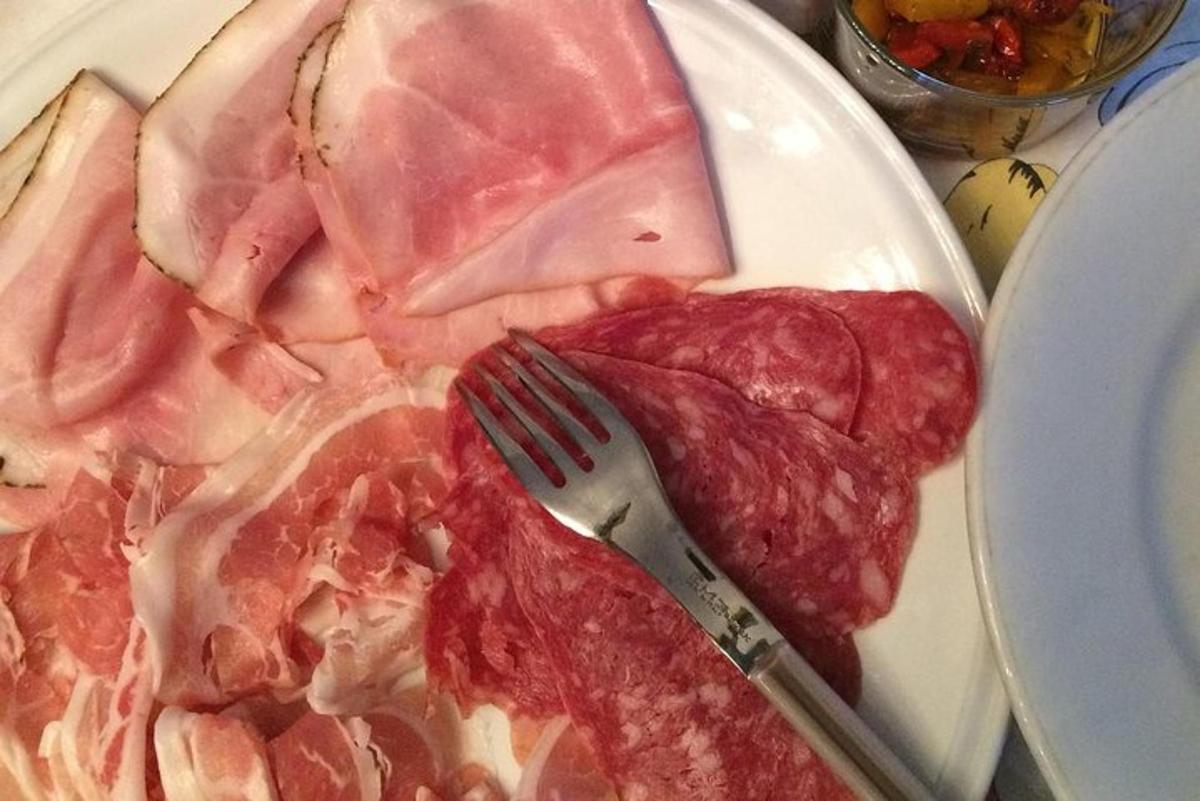 un piatto di cibo con carne e una forchetta