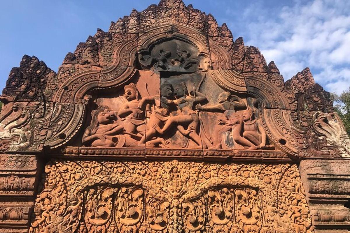 um edifício com esculturas no topo