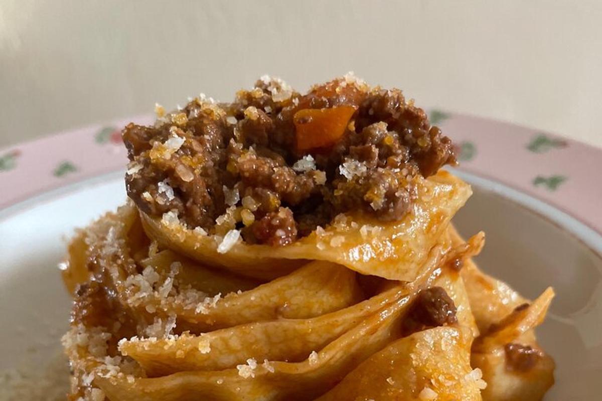 un piatto di cibo con una pila di cibo