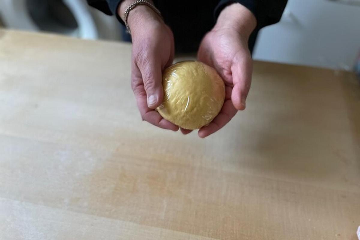 una persona che tiene una ciambella tra le mani
