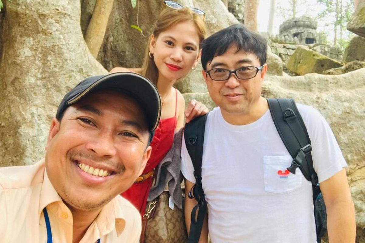 hai người đàn ông và một người phụ nữ đang tạo dáng chụp ảnh