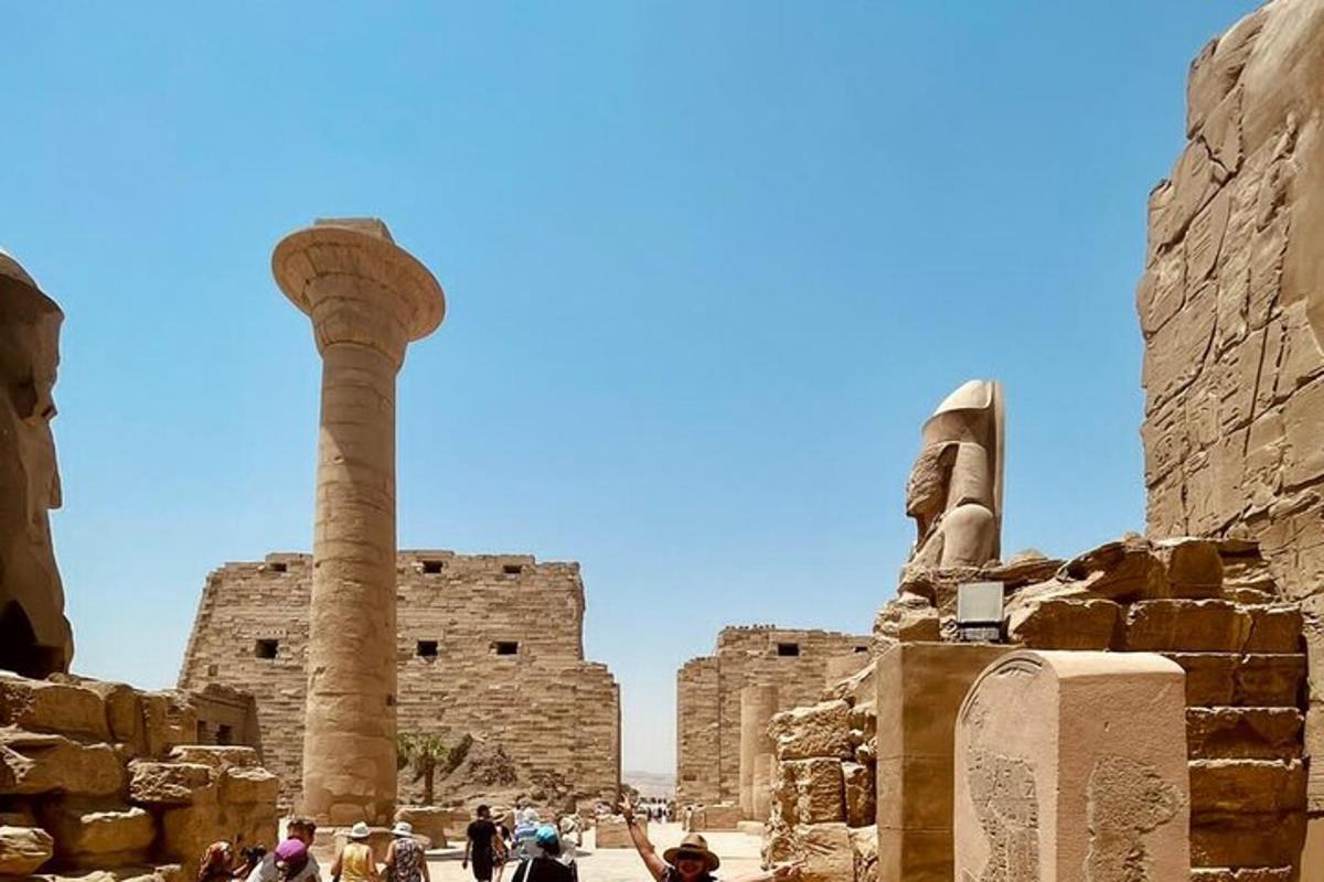 Un grupo de personas caminando alrededor de las ruinas de la acrópolis.