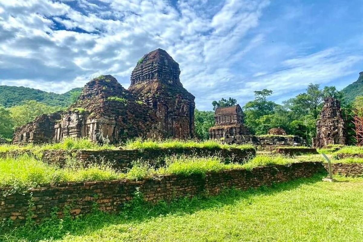 una vista di un antico tempio in un campo