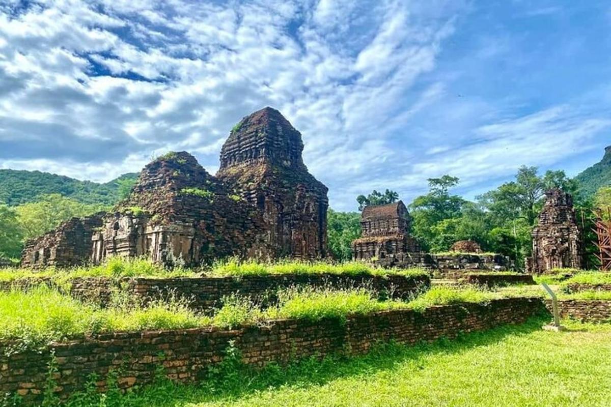 una vista di un antico tempio in un campo