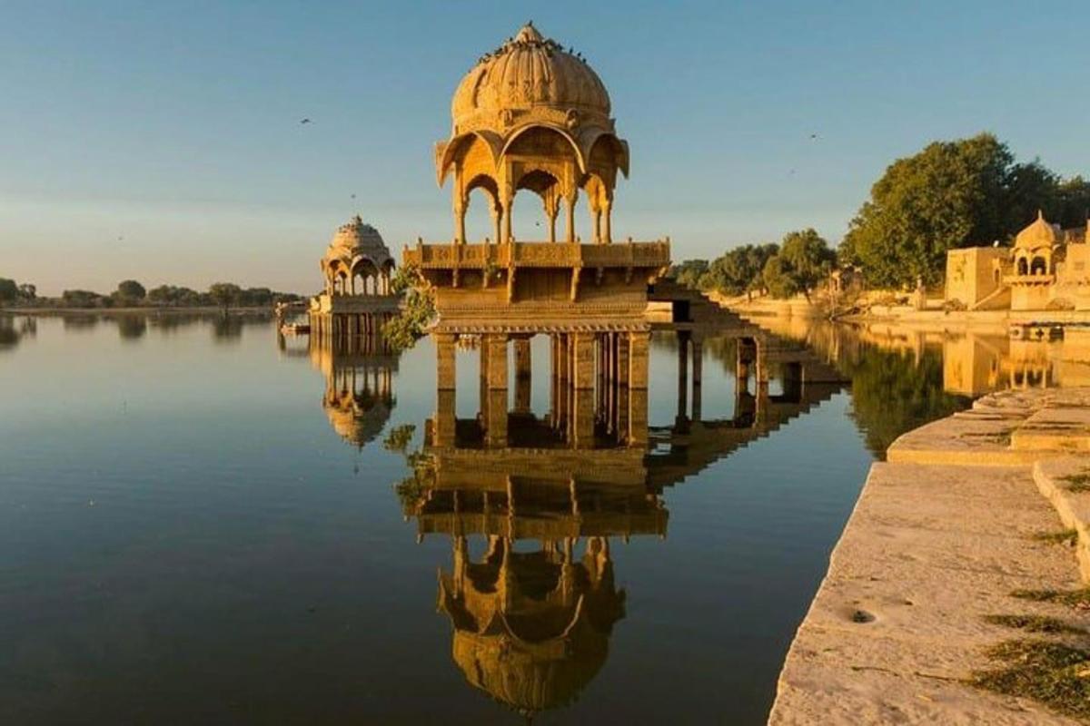 un edificio in mezzo a uno specchio d'acqua