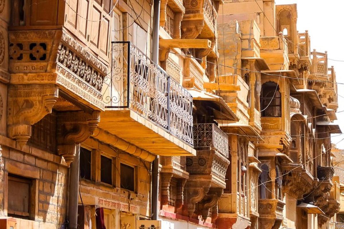 un edificio con balconi sui lati