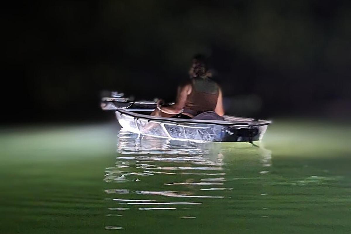 คนกำลังนั่งอยู่ในเรือบนน้ำ