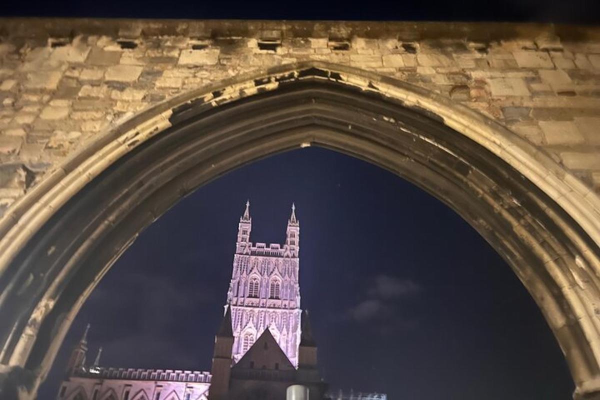 un bâtiment avec une tour d'horloge illuminée la nuit