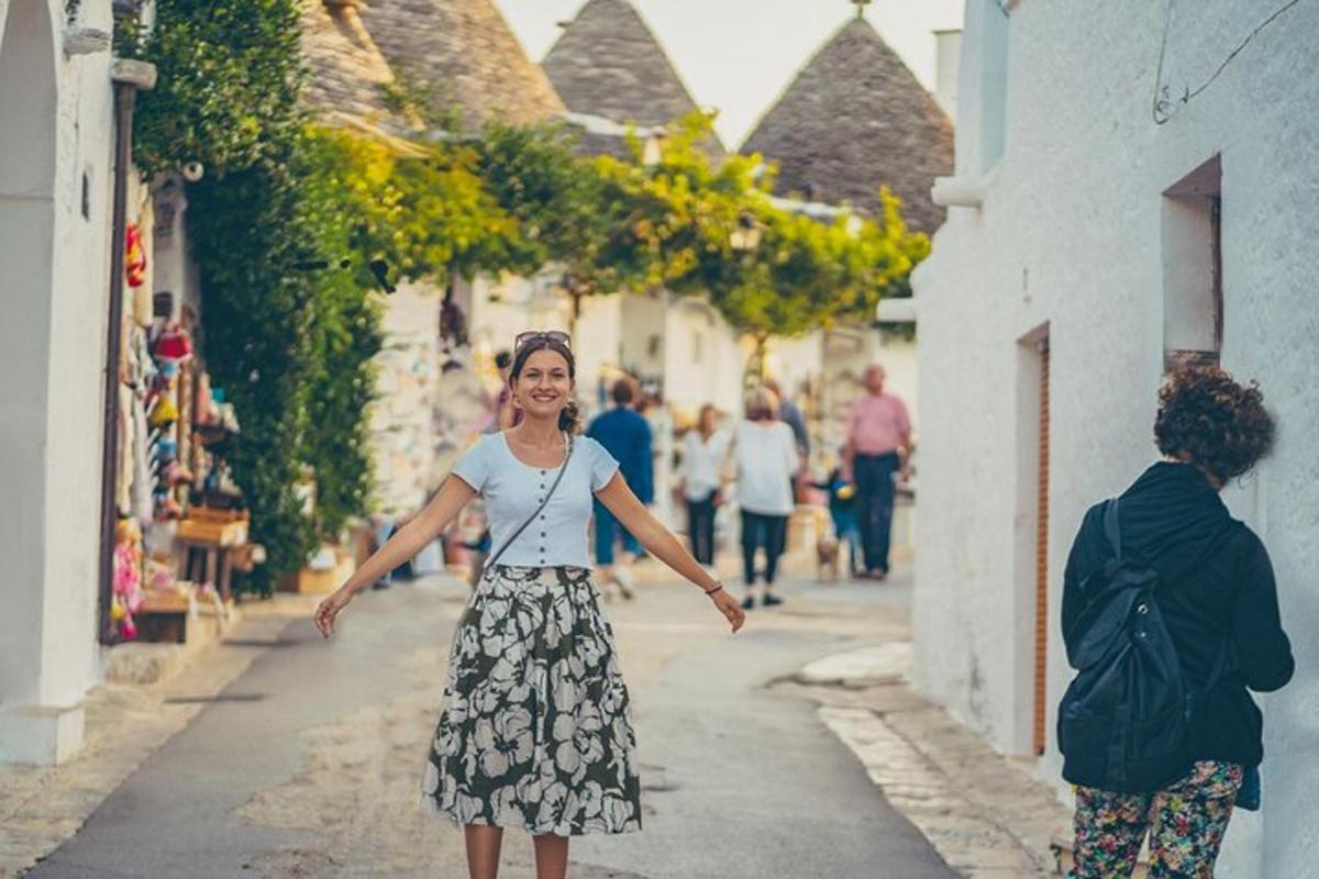 žena jdoucí po ulici s mužem