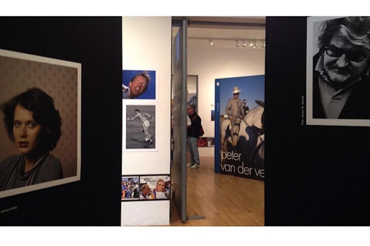 uma colagem de fotos nas paredes de um museu