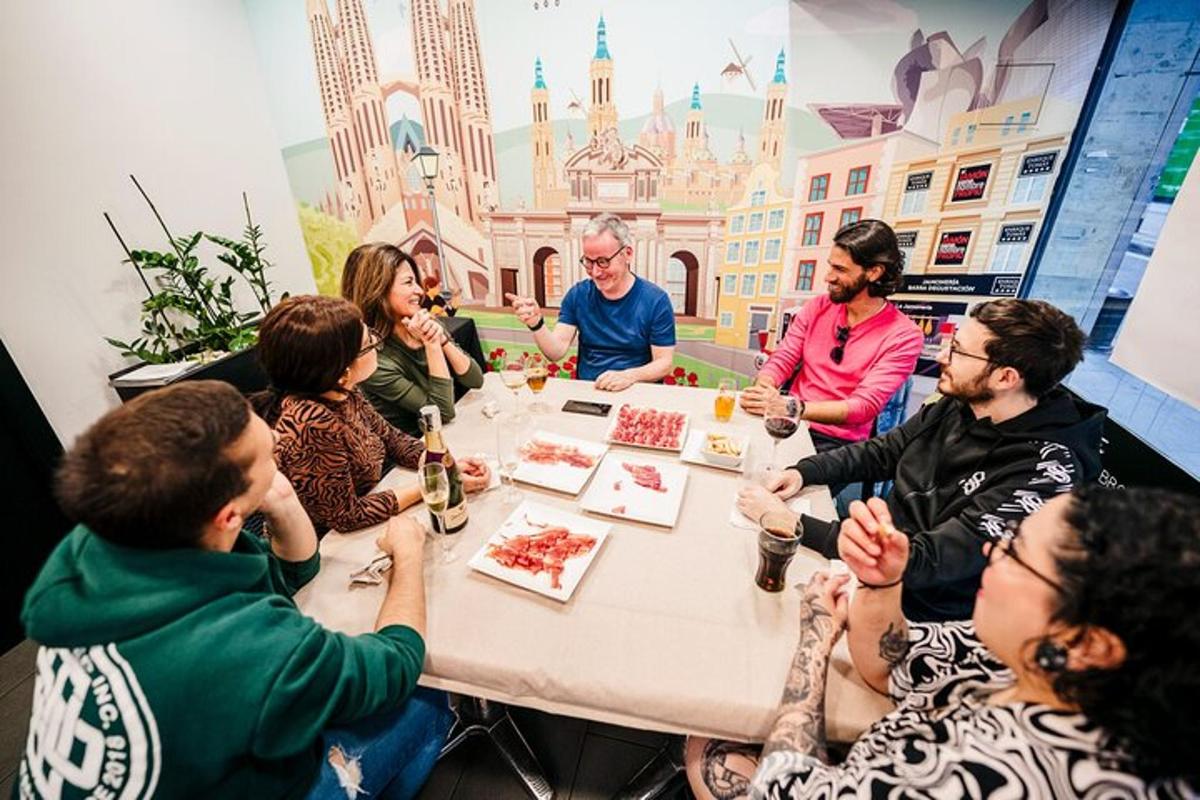laua ümber istuv grupp inimesi