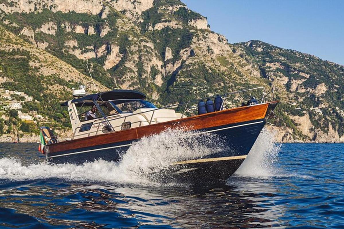 μια βάρκα στο νερό κοντά σε ένα βουνό