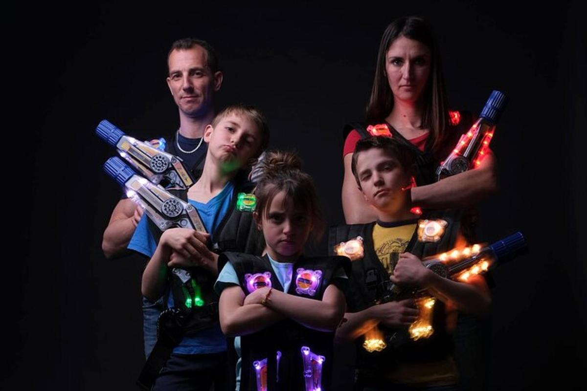 un gruppo di persone che posano per una foto con le pistole