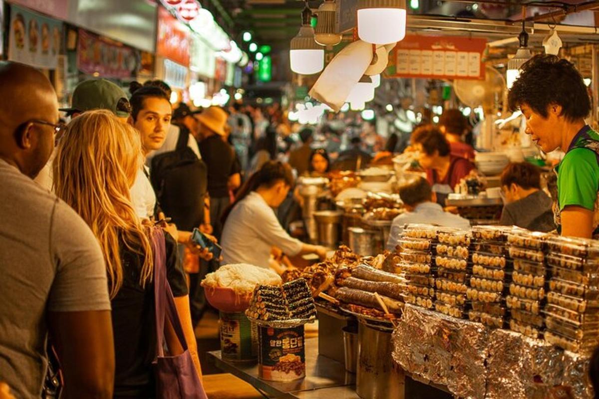 un grup de persones dempeus en un mercat d'aliments