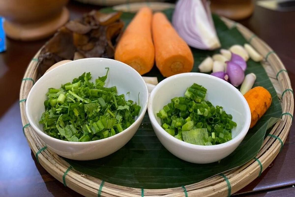 桌子上的盘子里有两碗蔬菜