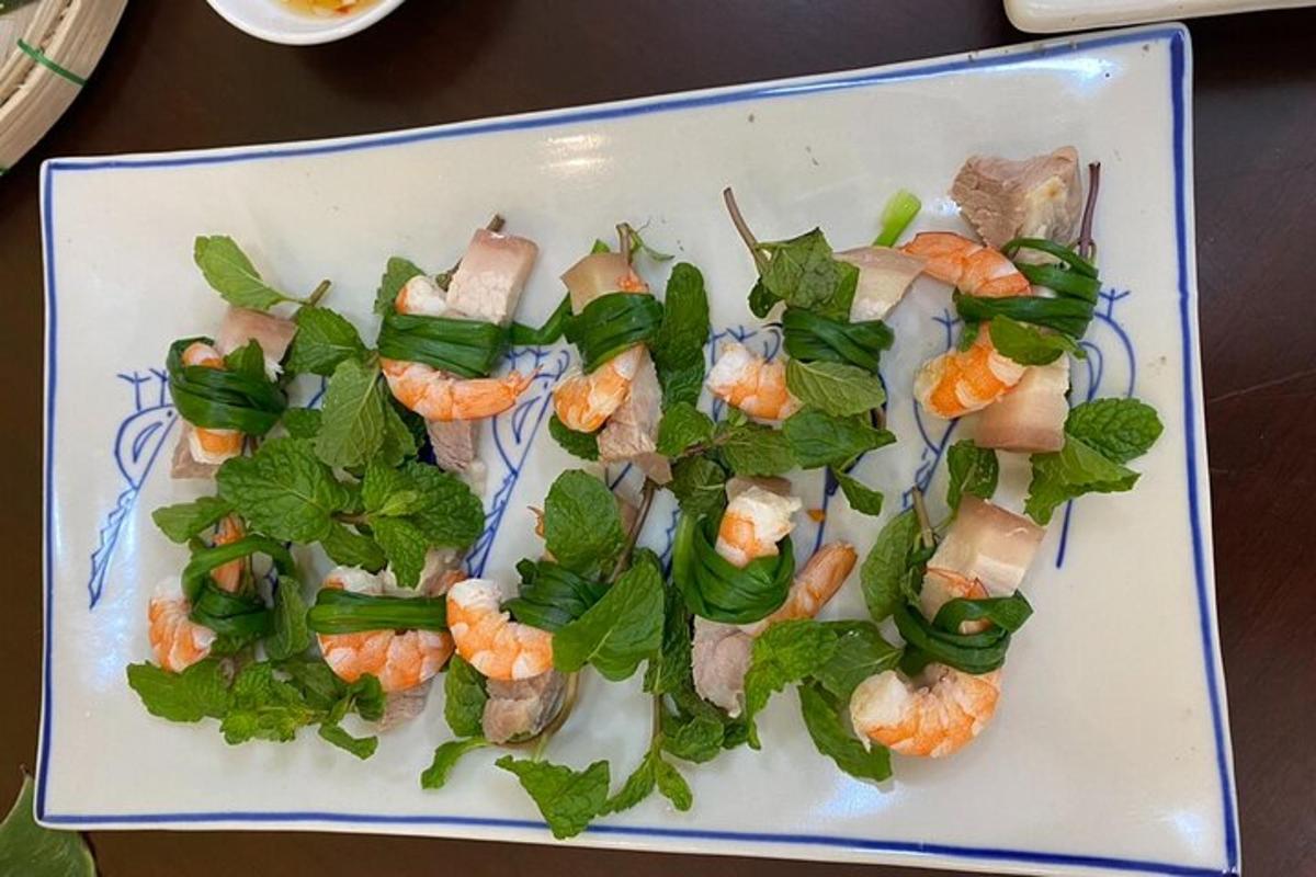 一盘有虾和蔬菜的食物