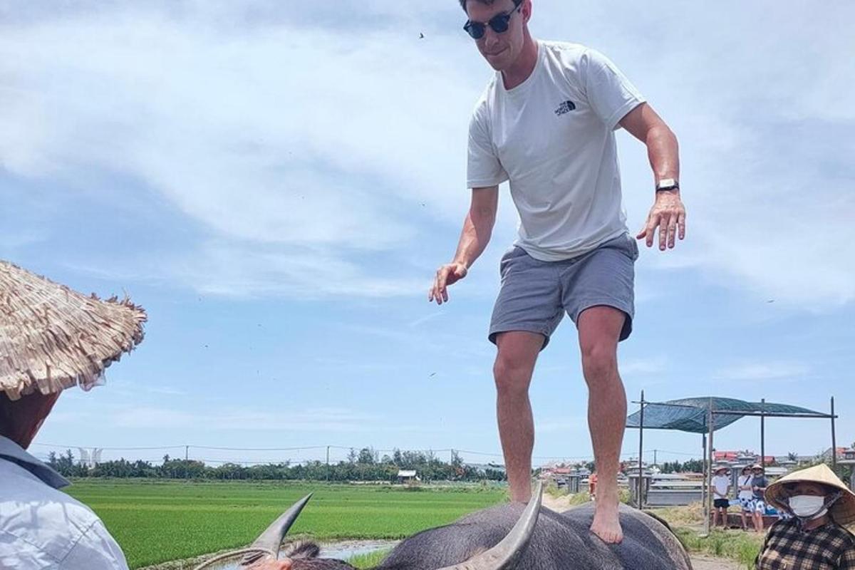 un hombre de pie sobre el lomo de un elefante