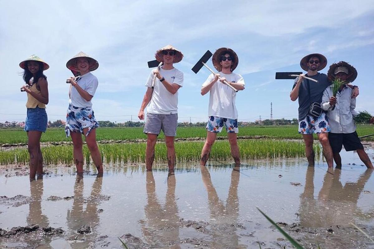Un grupo de niños de pie en un campo sosteniendo cruces