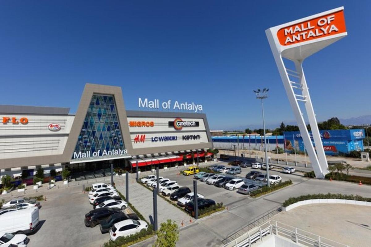 obchodní centrum Mall of America s auty zaparkovanými na parkovišti